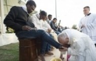 Đức Thánh Cha rửa chân cho những người tị nạn Hồi giáo